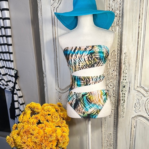 VENUS Tropical Print One Piece Swimsuit PEEK-A-Boo
Cutouts with Gold Hardware - Picture 1 of 10